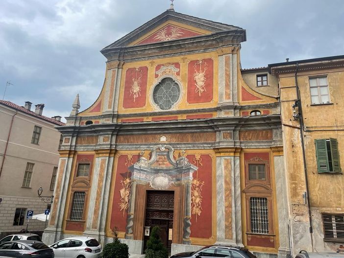Saluzzo, chiesa di San Bernardo con la facciata fresca di restauro Saluzzo, chiesa di San Bernardo con la facciata fresca di restauro