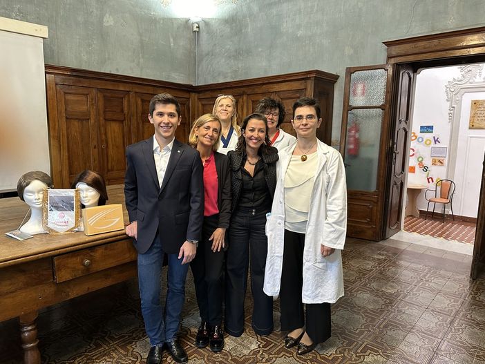 La consegna delle tre parrucche da parte del presidente Rotarca Monviso Luca Madala alla struttura a favore della Oncologia di Saluzzo-Savigliano La consegna delle tre parrucche da parte del presidente Rotarca Monviso Luca Madala alla struttura a favore della Oncologia di Saluzzo-Savigliano