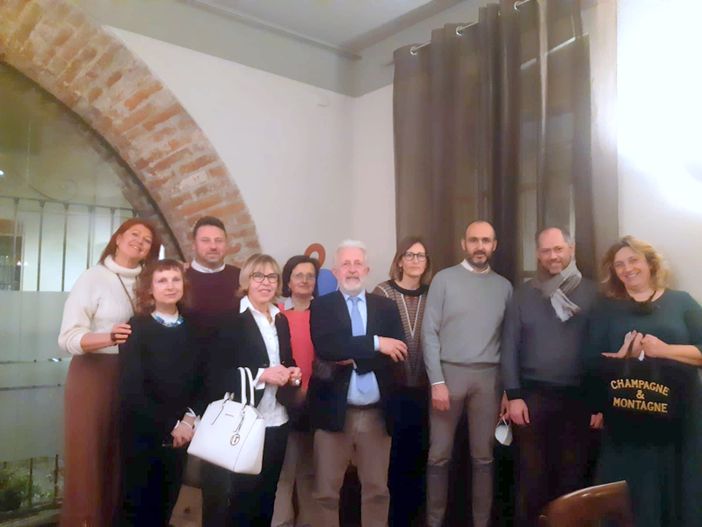 Il professor Marco Piccat capo delegazione FAI Saluzzo, al centro del gruppo composto da alcuni dei delegati