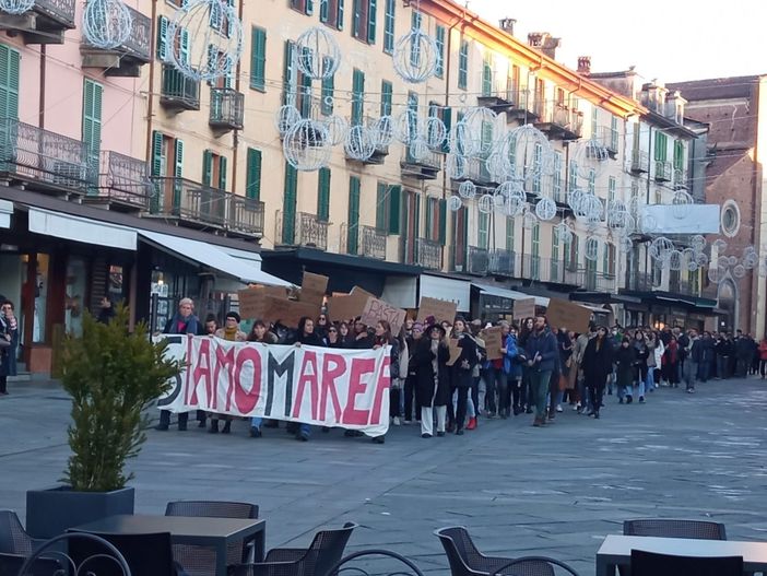 Saluzzo, la manifestazione contro la violenza sulle donne del gruppo "Siamo marea"
