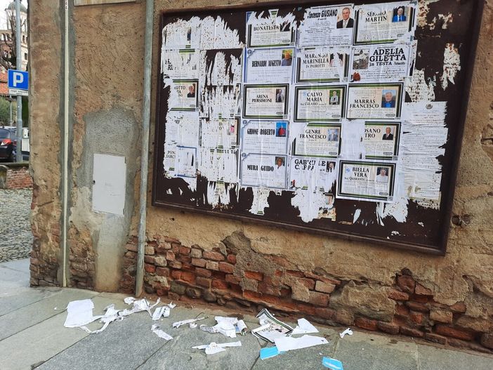Saluzzo, manifesti funebri stracciati dall'impianto di affissione di piazza Castello