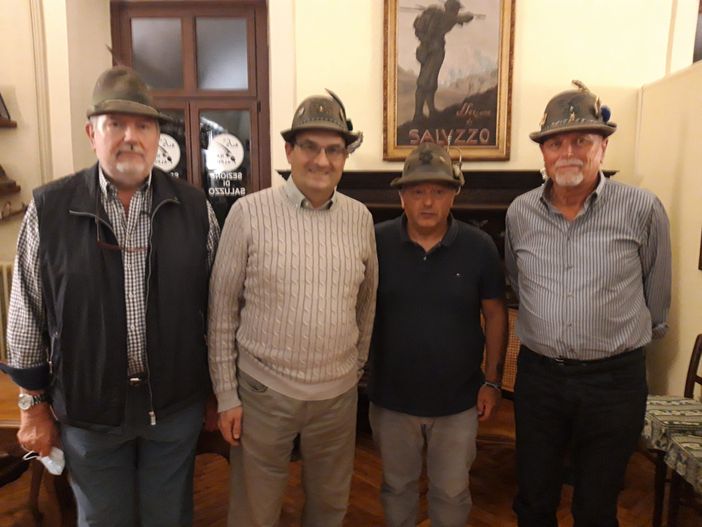 Il comitato di presidente con il presidente Carena, i tre vicepresidenti Ana Monviso : Mauro Barbieri Enzo Desco, Pier Franco Bainotti Il comitato di presidente con il presidente Carena, i tre vicepresidenti Ana Monviso : Mauro Barbieri Enzo Desco, Pier Franco Bainotti