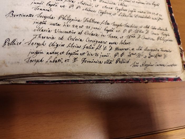 Saluzzo, pagina del faldone dell'archivio parrocchiale del duomo con la registrazione del battesimo di Silvio Pellico - Foto Devis Rosso