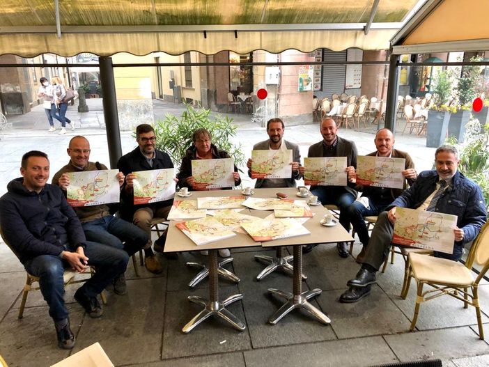 Saluzzo, la consegna delle mappe di percorsi ai sindaci dei paesi convolti Saluzzo, la consegna delle mappe di percorsi ai sindaci dei paesi convolti