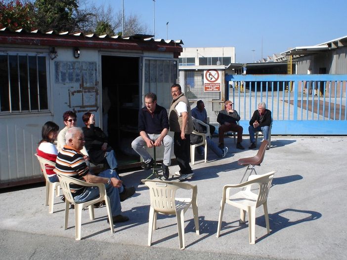 Il presidio davanti al cancello della CDM