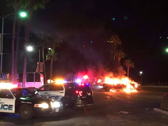 Il rogo nel quale è andata distrutta la mongolfiera Puddles (foto Andrew Holly)