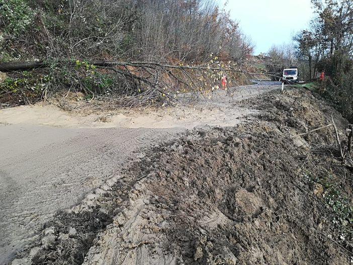 Frana sulla provinciale 32 in località Mondoni: strada interrotta