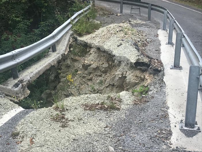 Appello pubblico alla Provincia: "Ripristinate la carreggiata che conduce a Valcasotto" Appello pubblico alla Provincia: "Ripristinate la carreggiata che conduce a Valcasotto"