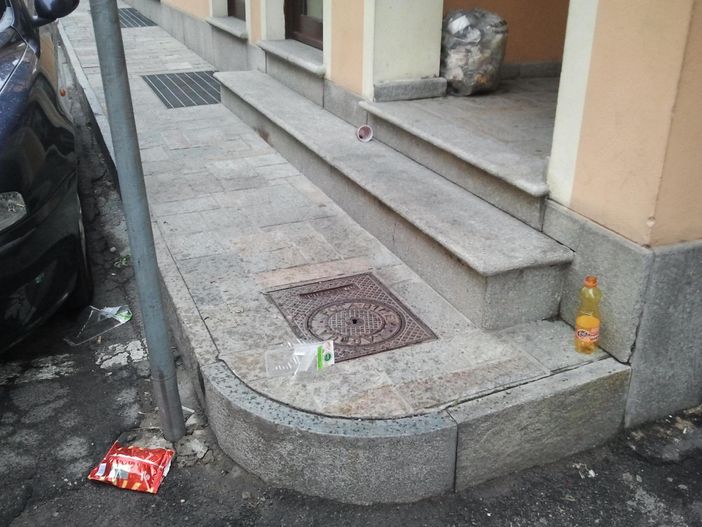 Via Santuario a Mondovi: i clienti della Mondo24 sono proprio i figli delle persone che si lamentano