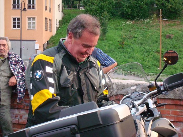Il ministro Roberto Calderoli mentre arriva con la sua moto e nelle altre foto alcuni momenti della festa (© targatocn.it)