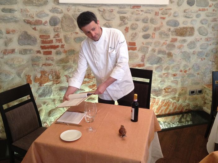 Lo chef Mark Lanteri mostra il posto esatto dove è stata servita la cena al presunto "mostro" (© targatocn.it)