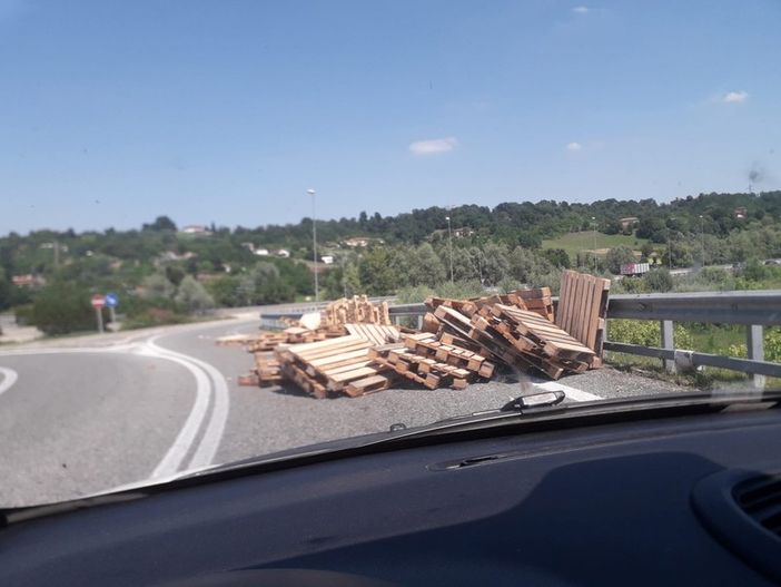 Camion perde le pedane che stava trasportando: tragedia sfiorata all'imbocco della superstrada per Asti