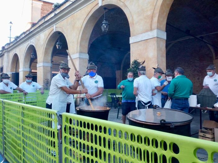 Bra, non tradisce le aspettative la polenta degli Alpini in piazza