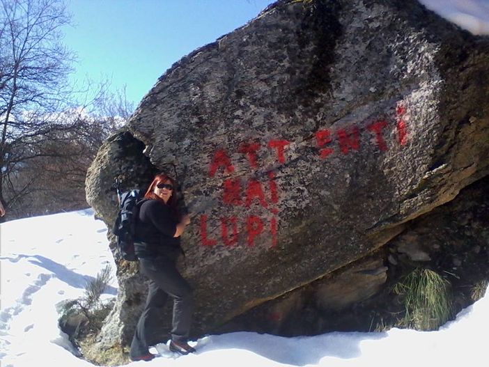 “Attenti hai lupi”: avviso forse sgrammaticato ma eloquente sulle alture di Paesana