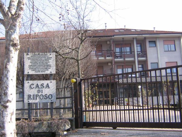 “Biancheria intima cambiata solo ogni 15 giorni ed anziani affidati agli addetti delle pulizie”: ora ad accusare sono i parenti degli ospiti della Casa di Riposo di Paesana