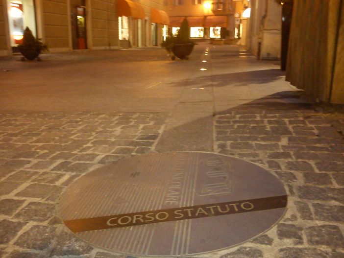 Mondovì: le alternanti luci che portano alla funicolare Mondovì: le alternanti luci che portano alla funicolare