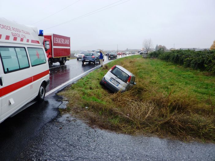 La vettura coinvolta nello scontro ha terminato la sua corsa in un fossato