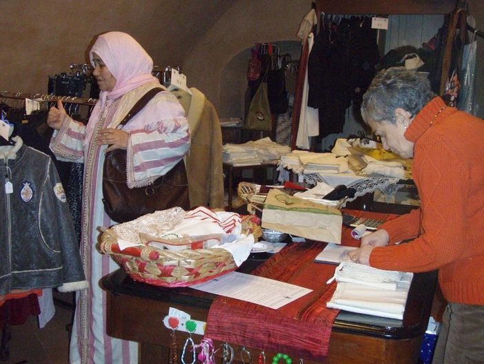 Il negozio della Caritas dove si effettuano i saldi (© targatocn.it)