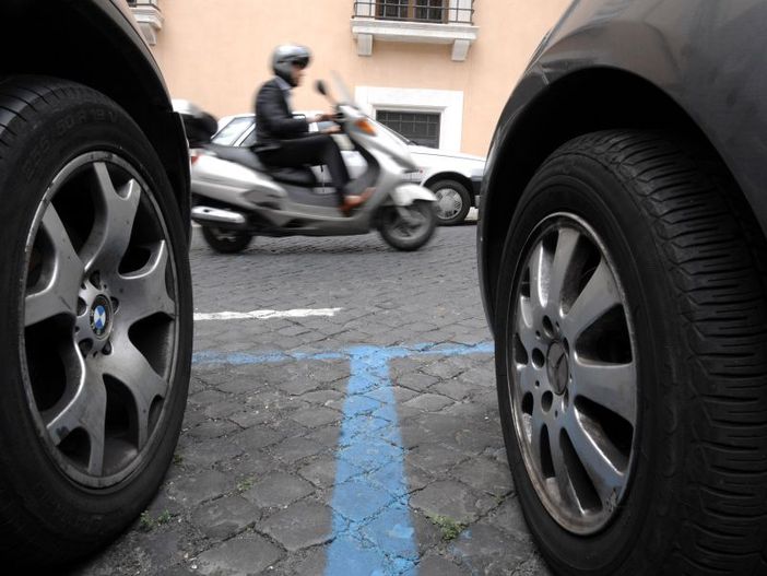 Caos parcheggi nel centro città: tra strisce blu vuote e sosta selvaggia