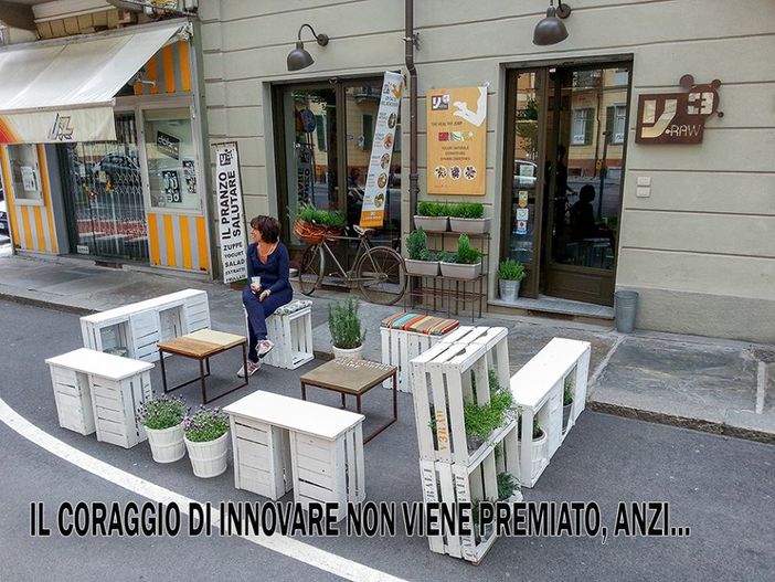 Il locale di corso Garibaldi non può avere l'angolo relax esterno: la denuncia su FB