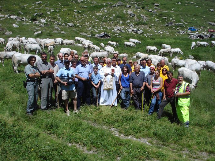 La 'carovana' in posa dopo aver raggiunto l'alpeggio