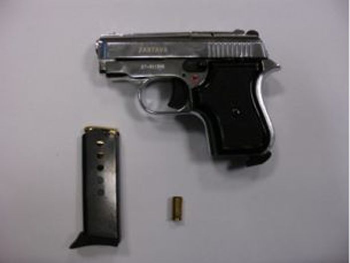 La pistola sequestrata ai due giovani cuneesi La pistola sequestrata ai due giovani cuneesi