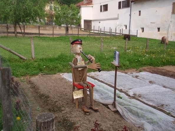 Un curioso spaventapasseri di Castellar