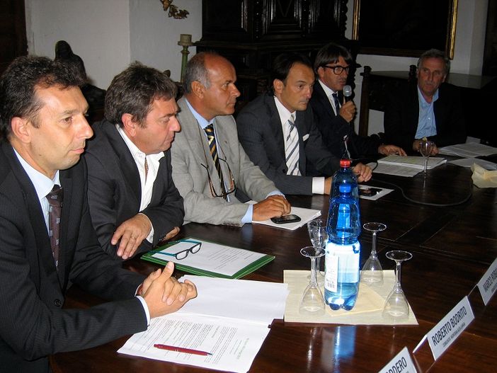 Il tavolo dei relatori Il tavolo dei relatori