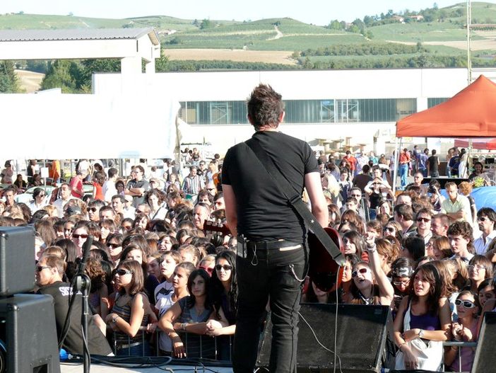 Una band sul palcoscenico di "Un concerto per amico" Una band sul palcoscenico di "Un concerto per amico"