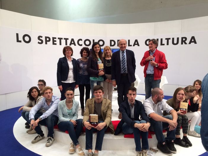 Il gruppo del "Soleri-Bertoni" di Saluzzo al Salone Internazionale del libro di Torino Il gruppo del "Soleri-Bertoni" di Saluzzo al Salone Internazionale del libro di Torino