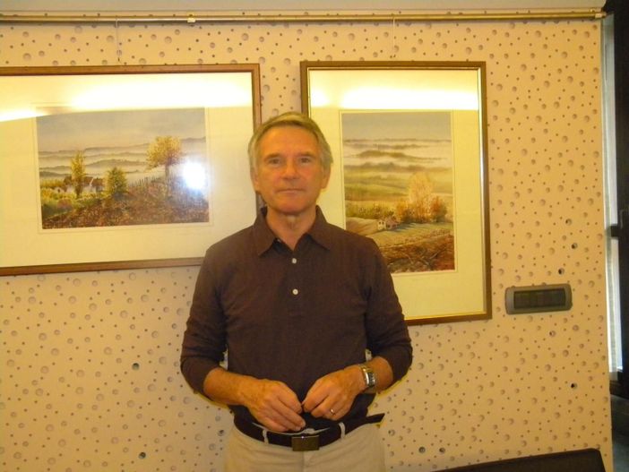 L'artista e alcuni quadri