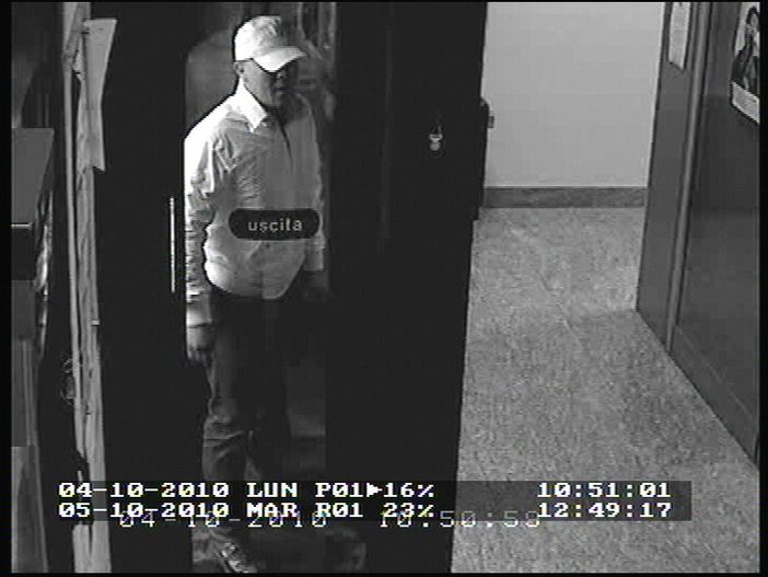 Arrestato per due rapine a Bagnolo Piemonte. A tradirlo, la passione per l'abbigliamento griffato Arrestato per due rapine a Bagnolo Piemonte. A tradirlo, la passione per l'abbigliamento griffato