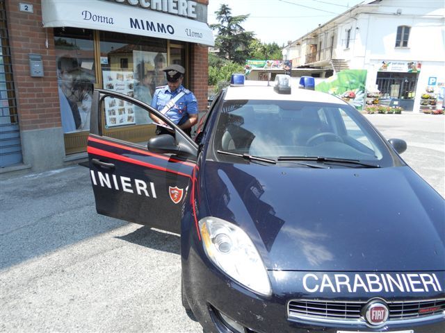 La pattuglia dei carabinieri di fronte al negozio dove è avvenuto il furto