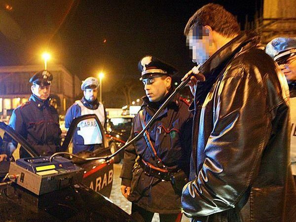 Ad Alba 5 automobilisti denunciati e altrettante patenti ritirate