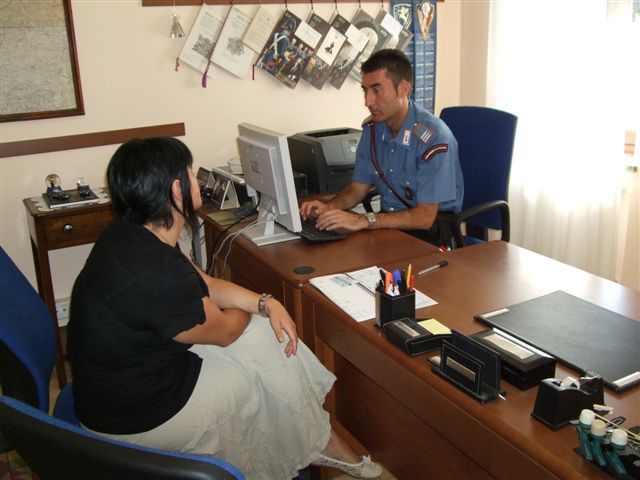 Alba, botte alla moglie, mobili distrutti: denunciato ed allontanato da casa marito violento