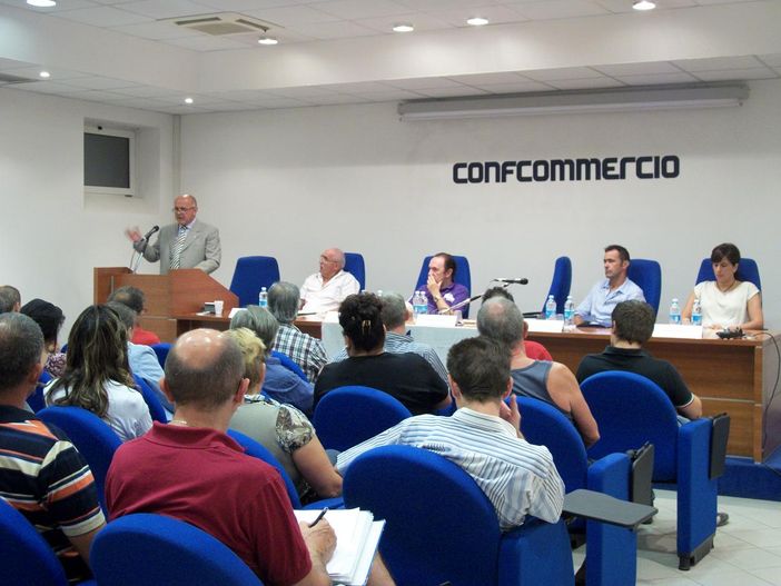 L'assessore Casoni durante la serata in Confcommercio