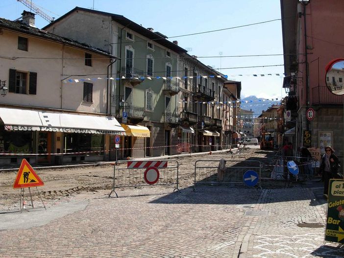 I lavori in via Garibaldi (© targatocn.it)