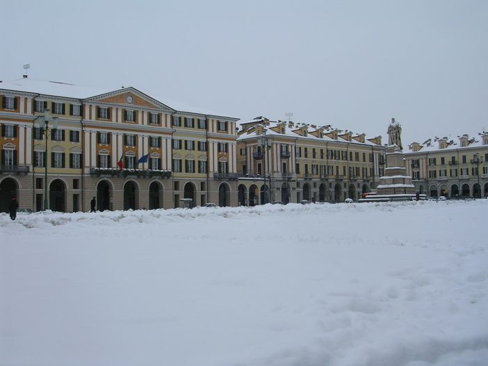 La tranquillità di Piazza Galimberti sotto la neve: anche questo fa di Cuneo uno dei posti più belli d'Italia