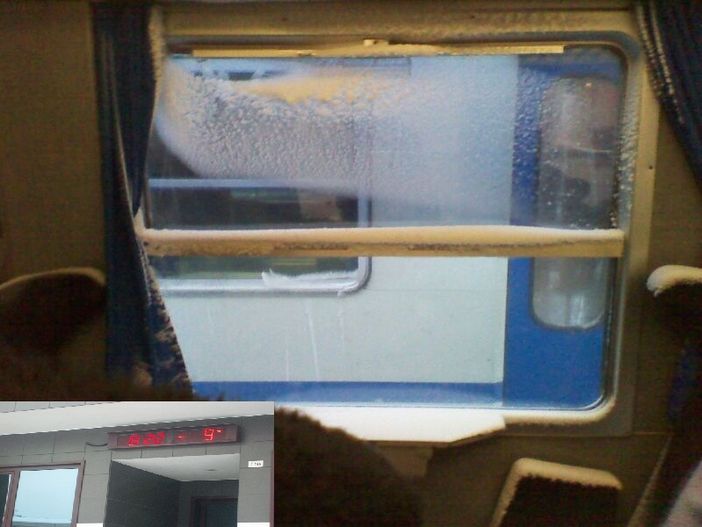 Una delle carrozze in partenza da Torino con la neve sui sedili. Nel riquadro, la temeratura a Cuneo dopo le 8 (© targatocn.it)