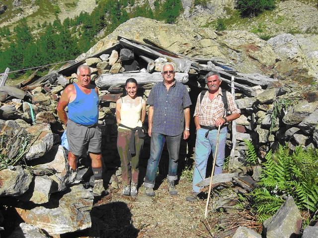 Il sopralluogo alla vecchia capanna del vallone Isciaude a 2.000 metri con il sindaco Giverso, secondo da sinistra nella foto