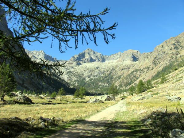 La passione ed il cuore di due "piccoli, grandi uomini" hanno ridato vita ai sentieri montani