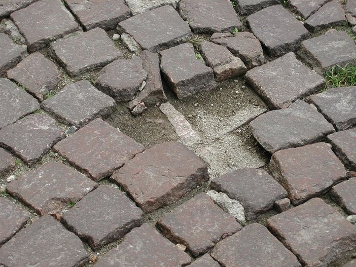 Al via i lavori di ripristino della pavimentazione in porfido nel centro storico di Cuneo Al via i lavori di ripristino della pavimentazione in porfido nel centro storico di Cuneo