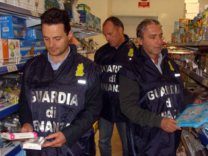 Cuneo: Guardia di Finanza sequestra 18.840 prodotti