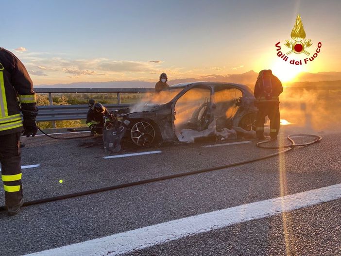 Macchina a fuoco sulla Torino-Savona, intervento dei vigili del fuoco