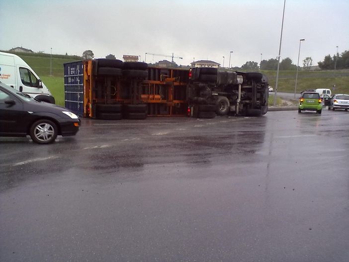 Le immagini dell'incidente nelle fotografie inviateci da un nostro lettore