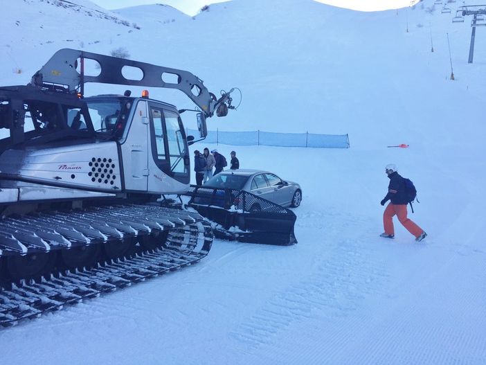 Il recupero della Mercedes 220 sulle piste da sci di Prato Nevoso
