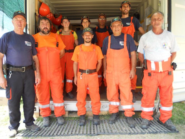 I volontari di riero sono i primo tre dietro partendo da destra