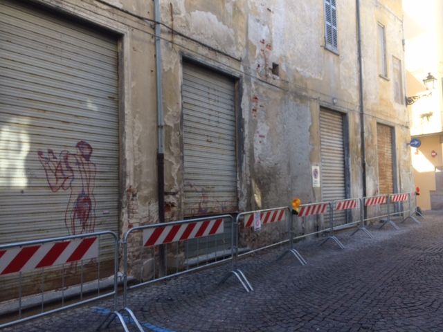 La scuola Danzicherie con le serrande abbassate dopo l'incendio