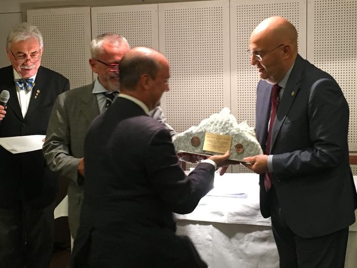 Il momento della consegna del "Memorial Neberti-Battisti"