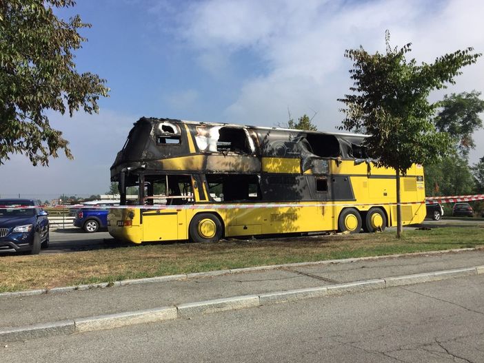 Il bus distrutto dalle fiamme Il bus distrutto dalle fiamme